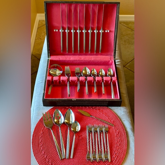 Oneida Ltd. 1881 Rogers Vintage “Melissa” Stainless Flatware 70 Pc.Used Retired - Picture 3 of 15